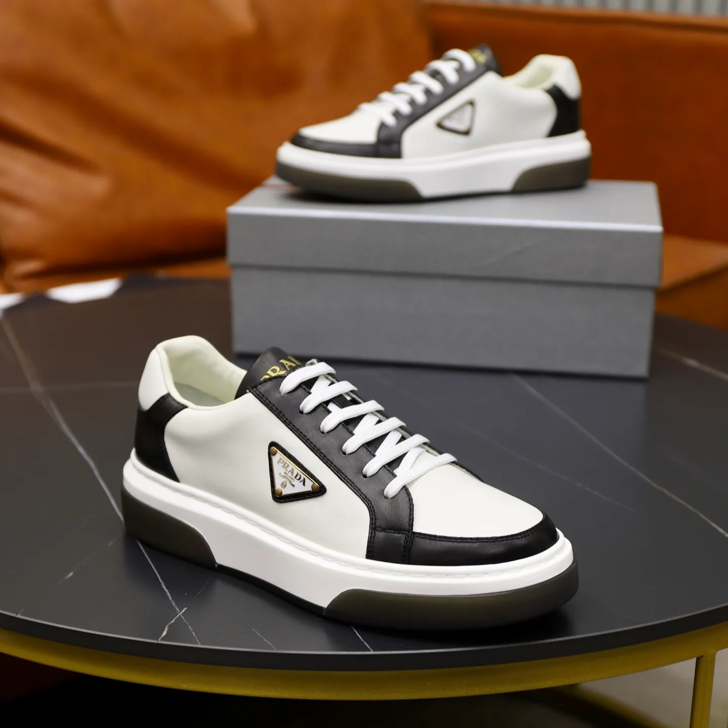 Factory price: 720💰Top original order Brand: PRADA (Prada) Standard code: Men's size 38/44 (45 can be customized) Grade: Same as the official website Material: Original cowhide stitching imported cowhide lining Original combination two-color wear-resistant soft outsole Style category: Leisure and sports version Young fashion European and American trend British style Color: Actual picture color